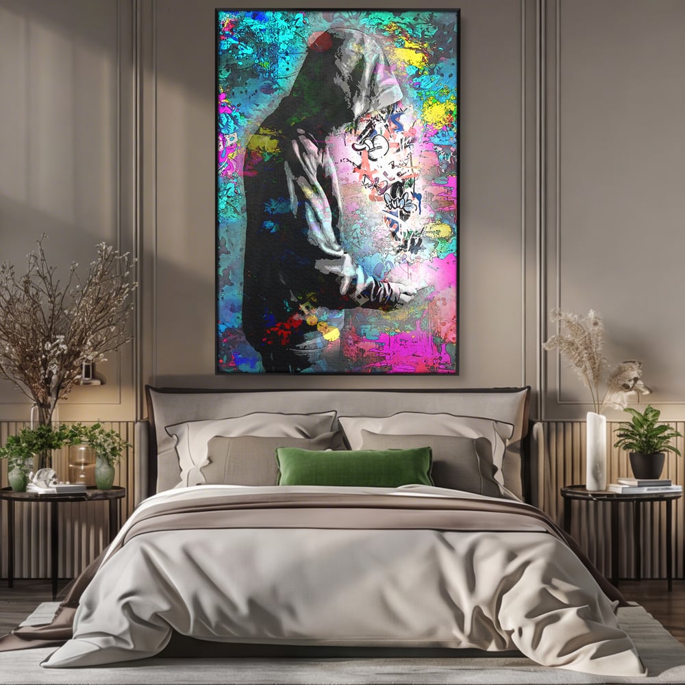 Tablou canvas cu tablou canvas cu baiat in hanorac, in rama de aluminiu negru, pe perete intr-un dormitor